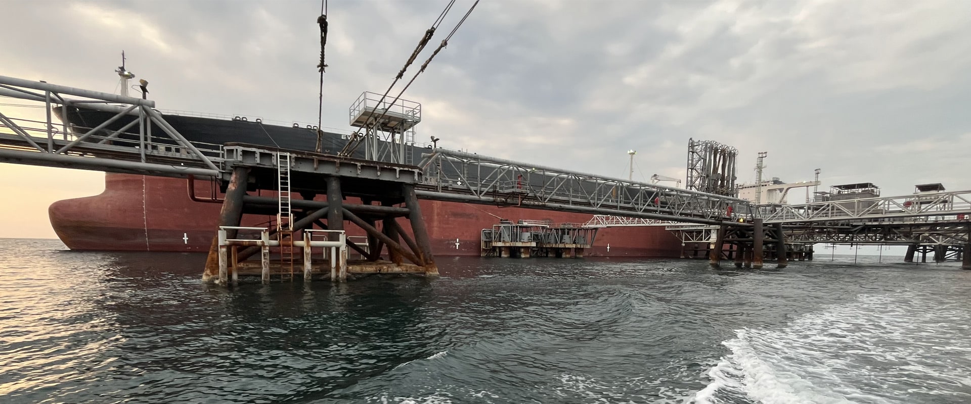 تعمیر و تعویض قسمت های آسیب دیده 4 عدد رایزر 56 اینچ اسکله غربی در جزیره خارگ